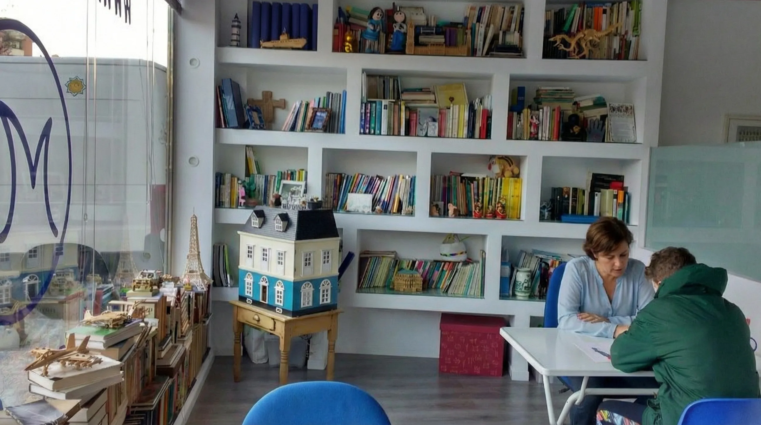 Estudiante concentrado en sus clases de verano